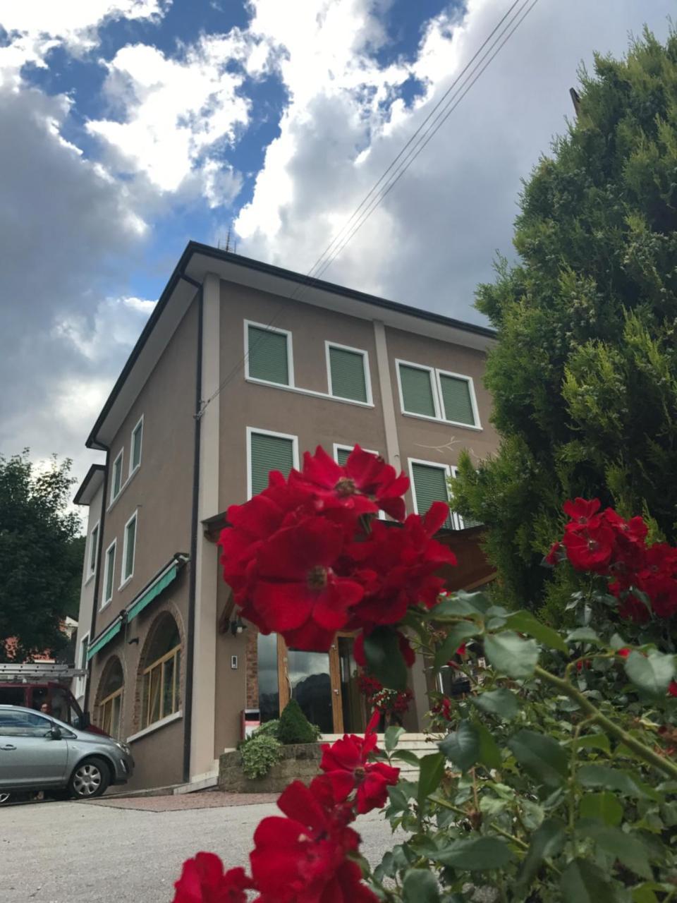 Carla Failela Hotel Valli del Pasubio Luaran gambar